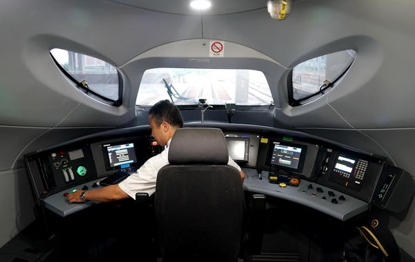 8月13日，高速综合检测列车驾驶员在做发车前的准备工作。
